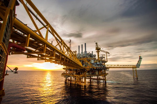 Plataforma de petróleo y gas en el golfo o en el mar, Construcción de plataformas petrolíferas y de plataformas — Foto de Stock