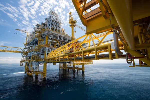 Oil and gas platform in the gulf or the sea, Offshore oil and rig construction Platform — Stock Photo, Image