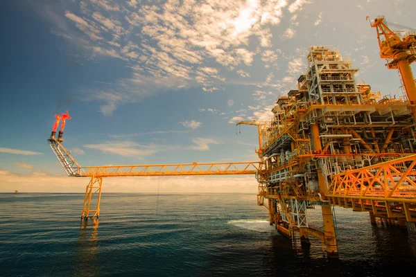 Oil and gas platform in the gulf or the sea, Offshore oil and rig construction Platform — Stock Photo, Image