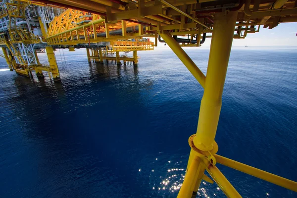 Oil and gas platform in the gulf or the sea, Offshore oil and rig construction Platform — Stock Photo, Image