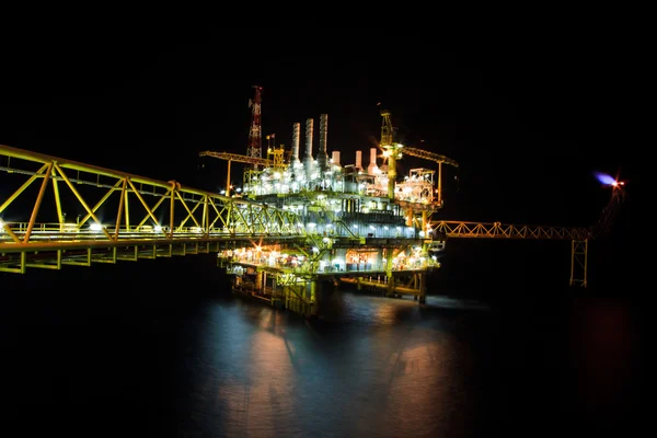 Plataforma de petróleo e gás no golfo ou no mar, Plataforma de construção de petróleo e equipamento offshore — Fotografia de Stock