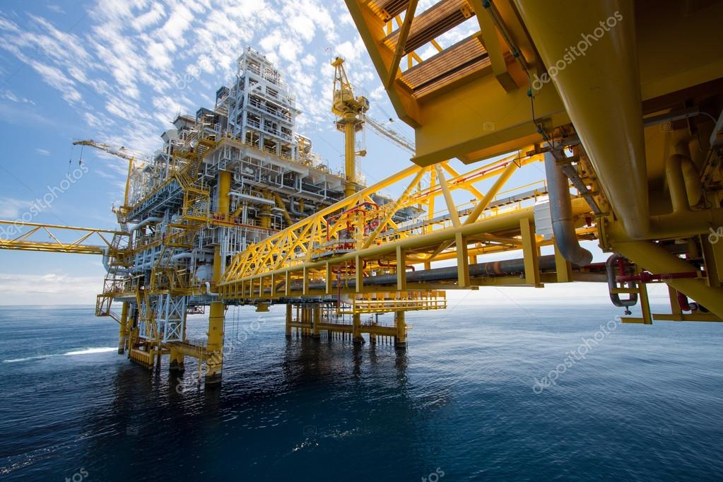 Нефтяные сооружения. Вена нефтеперерабатывающий завод. Нефтяные сооружения. Нефтеперабатывающий завод в инди. Нефтеперерабатывающий завод в индии reliance.