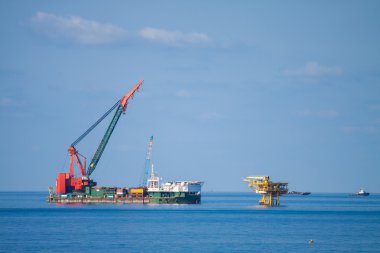 Körfez ve deniz deniz ağır kaldırma yükleme yaparken offshore, Vinç mavna platform yükleme büyük vinç gemi çalıştığı