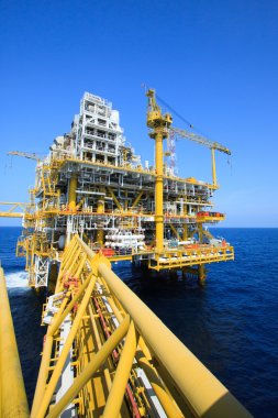 Offshore petrol ve gaz endüstrisi, dünyanın enerji, inşaat platformu denize üretim platformu.