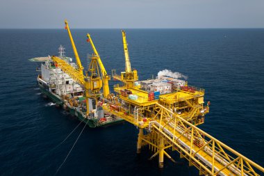 Körfez ve deniz deniz ağır kaldırma yükleme yaparken vinç mavna çalıştığı
