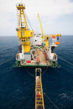 Körfez ve deniz deniz ağır kaldırma yükleme yaparken vinç mavna çalıştığı