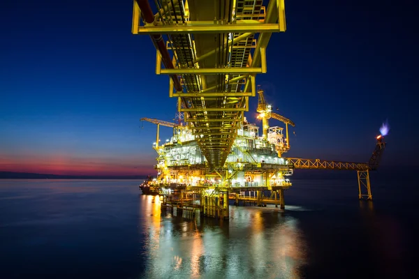 Plataforma de petróleo y gas en el golfo o en el mar, Construcción de plataformas petrolíferas y de plataformas — Foto de Stock