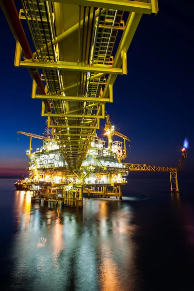 石油和天然气在海湾或大海，海上石油平台和钻机施工平台 — 图库照片