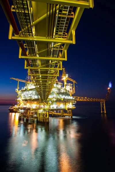 Olja och gas plattform i viken eller havet, Offshore olja och rigg konstruktion plattform — Stockfoto