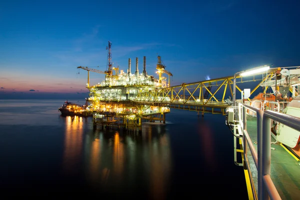 Производственная платформа нефтегазовой отрасли на шельфе, Энергия мира, Строительная платформа в море . — стоковое фото