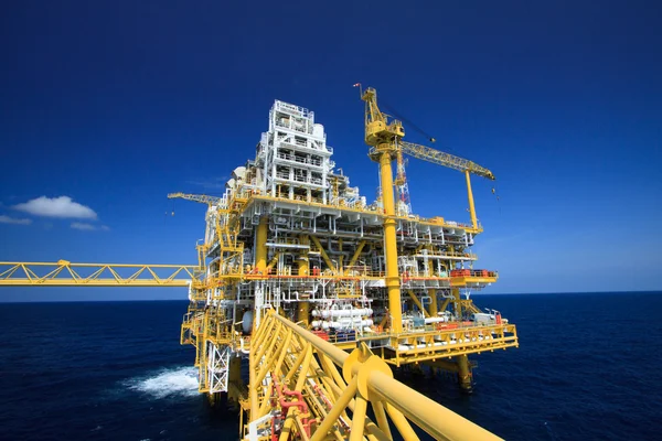 Productieplatform van olie en gas industrie in offshore, de energie van de wereld, bouw platform in de zee. — Stockfoto