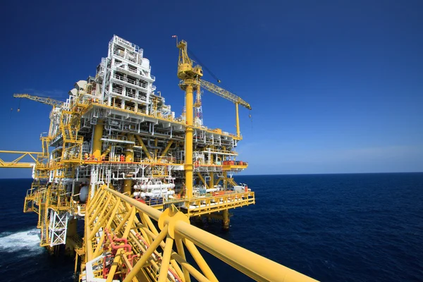 Plataforma de produção de petróleo e gás na indústria offshore, A energia do mundo, Plataforma de construção no mar . — Fotografia de Stock