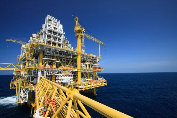 Productieplatform van olie en gas industrie in offshore, de energie van de wereld, bouw platform in de zee. — Stockfoto