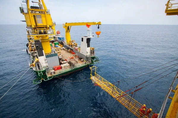 Barcaza grúa haciendo trabajos de instalación de grúas pesadas marinas en el golfo o el mar — Foto de Stock