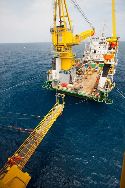 Barcaza grúa haciendo trabajos de instalación de grúas pesadas marinas en el golfo o el mar —  Fotos de Stock