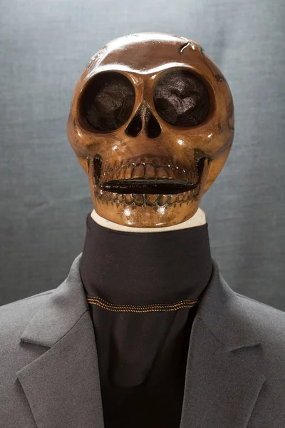 Teschio umano su sfondo nero. Festa di Halloween o di Fantasma, Fantasma in giacca e cravatta . — Foto Stock
