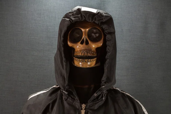 Menschlicher Schädel auf schwarzem Hintergrund. Halloween oder Geisterfest, Geist im Anzug. — Stockfoto