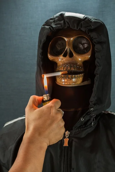 Human skull smoking a cigarette on a black background, Cigarette very dangerous for people. Please don't smoke.Halloween day. — Stock Photo, Image