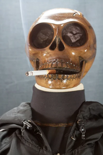 Calavera humana fumando un cigarrillo sobre un fondo negro, Cigarrillo muy peligroso para las personas. Por favor no fumes. Día de Halloween. . — Foto de Stock