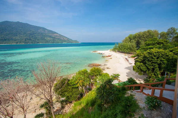 Vue aérienne de la belle plage de Koh Lipe contre le ciel bleu à Satun, Thaïlande, Eau claire et ciel bleu. Île de Lipe, Thaïlande . — Photo