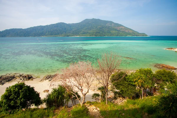 Vue aérienne de la belle plage de Koh Lipe contre le ciel bleu à Satun, Thaïlande, Eau claire et ciel bleu. Île de Lipe, Thaïlande . — Photo