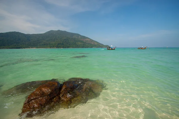 Vue aérienne de la belle plage de Koh Lipe contre le ciel bleu à Satun, Thaïlande, Eau claire et ciel bleu. Île de Lipe, Thaïlande . — Photo