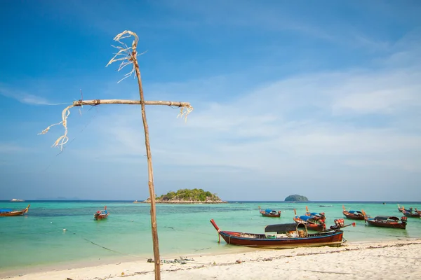 Vue aérienne de la belle plage de Koh Lipe contre le ciel bleu à Satun, Thaïlande, Eau claire et ciel bleu. Île de Lipe, Thaïlande . — Photo