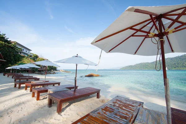 Vue aérienne de la belle plage de Koh Lipe contre le ciel bleu à Satun, Thaïlande, Eau claire et ciel bleu. Île de Lipe, Thaïlande . — Photo