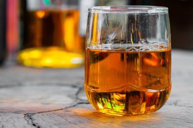 altın kahverengi viski bir cam buzlu