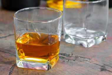 altın kahverengi viski bir cam buzlu