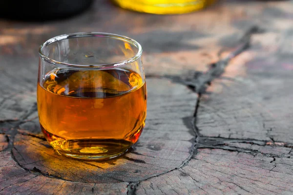 Altın kahverengi viski bir cam buzlu — Stok fotoğraf