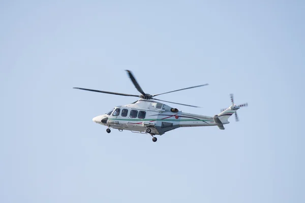 Helicóptero pouso de estacionamento na plataforma offshore. Tripulações de transferência de helicópteros ou passageiros para trabalhar na indústria offshore de petróleo e gás . — Fotografia de Stock