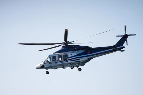 Helicóptero pouso de estacionamento na plataforma offshore. Tripulações de transferência de helicópteros ou passageiros para trabalhar na indústria offshore de petróleo e gás . — Fotografia de Stock