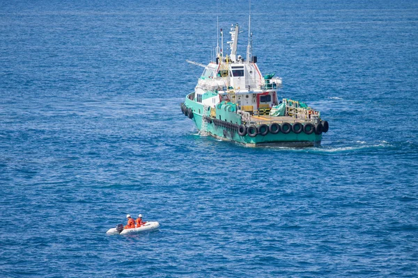 Barca di salvataggio o di soccorso in mare aperto, sicurezza della missione in mare — Foto Stock