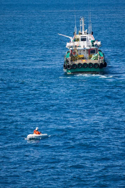 Bote salvavidas o bote de rescate en alta mar, seguridad de la misión en el mar —  Fotos de Stock