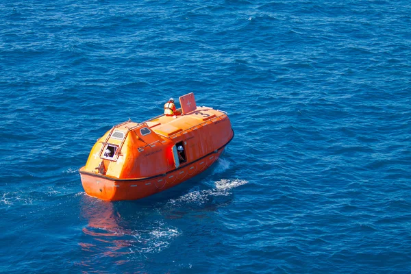 Barca di salvataggio o di soccorso in mare aperto, sicurezza della missione in mare — Foto Stock