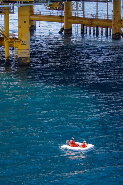 Bote salvavidas o bote de rescate en alta mar, seguridad de la misión en el mar — Foto de Stock