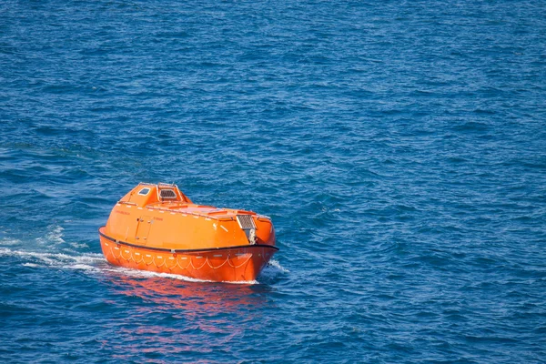 Barco salva-vidas ou barco de resgate em alto mar, segurança de missão no mar — Fotografia de Stock