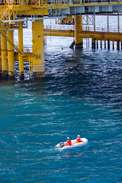 Barco salva-vidas ou barco de resgate em alto mar, segurança de missão no mar — Fotografia de Stock