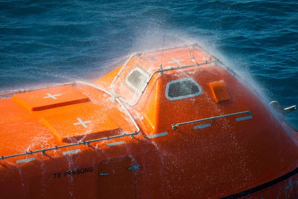 Bote salvavidas o bote de rescate en alta mar, seguridad de la misión en el mar — Foto de Stock