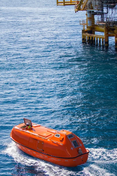 Barca di salvataggio o di soccorso in mare aperto, sicurezza della missione in mare — Foto Stock