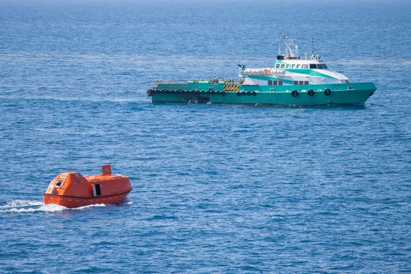 해외, 임무 보안 바다에서 구명 정 또는 구조 보트 — 스톡 사진