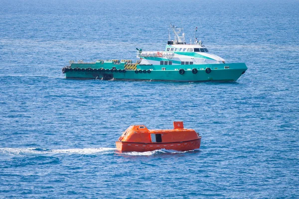 Reddingsboot of redding boot in offshore, veiligheid van de missie in de zee — Stockfoto