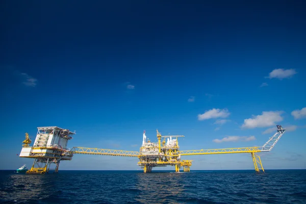 Oil and gas platform in the gulf or the sea, Offshore oil and rig construction Platform — Stock Photo, Image