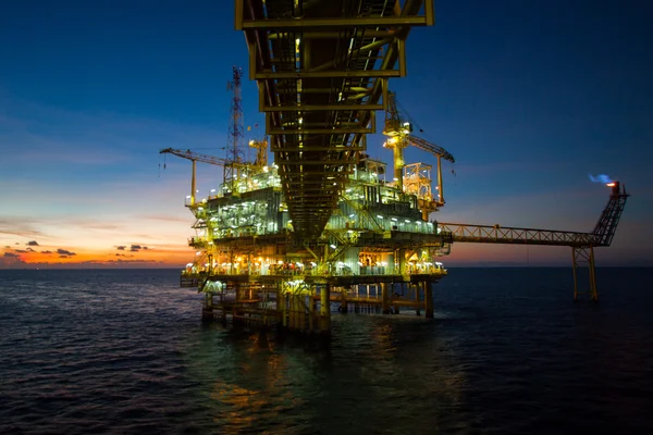 Oil and gas platform in the gulf or the sea, Offshore oil and rig construction Platform — Stock Photo, Image