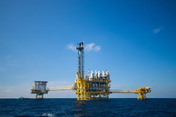Plataforma de petróleo y gas en el golfo o en el mar, Construcción de plataformas petrolíferas y de plataformas —  Fotos de Stock