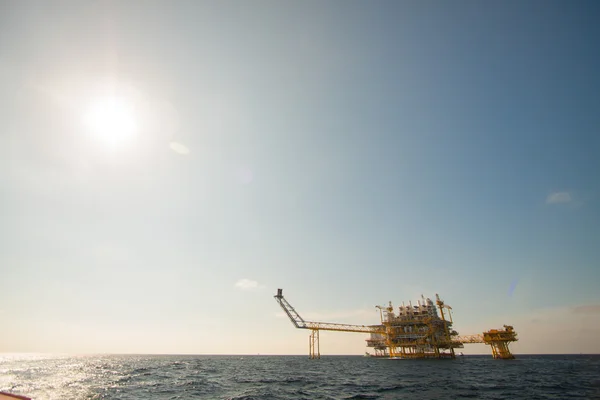 Platform minyak dan gas di teluk atau laut, konstruksi lepas pantai minyak dan rig Platform — Stok Foto