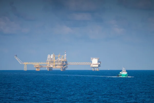 Plataforma de petróleo y gas en el golfo o en el mar, Construcción de plataformas petrolíferas y de plataformas — Foto de Stock