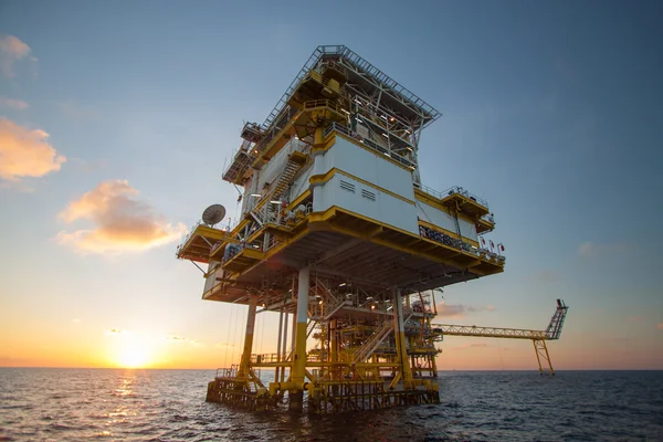 Plataforma de petróleo e gás no golfo ou no mar, Plataforma de construção de petróleo e equipamento offshore — Fotografia de Stock