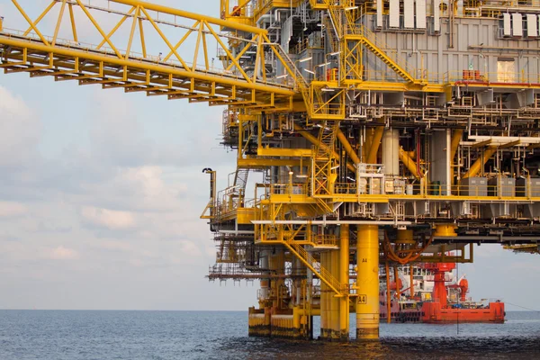 石油しガスの湾の海、オフショア石油プラットフォームとリグの構築プラットフォーム — ストック写真